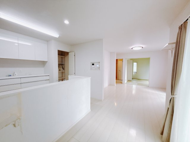 【中古戸建】前橋市堀越町の居間・リビング|リビングに収納が多いのでお子様の遊び道具をしまうのに適しています。快適な空間＝豊富な収納！常に広々とした空間の中でゆっくりとお過ごしできます。