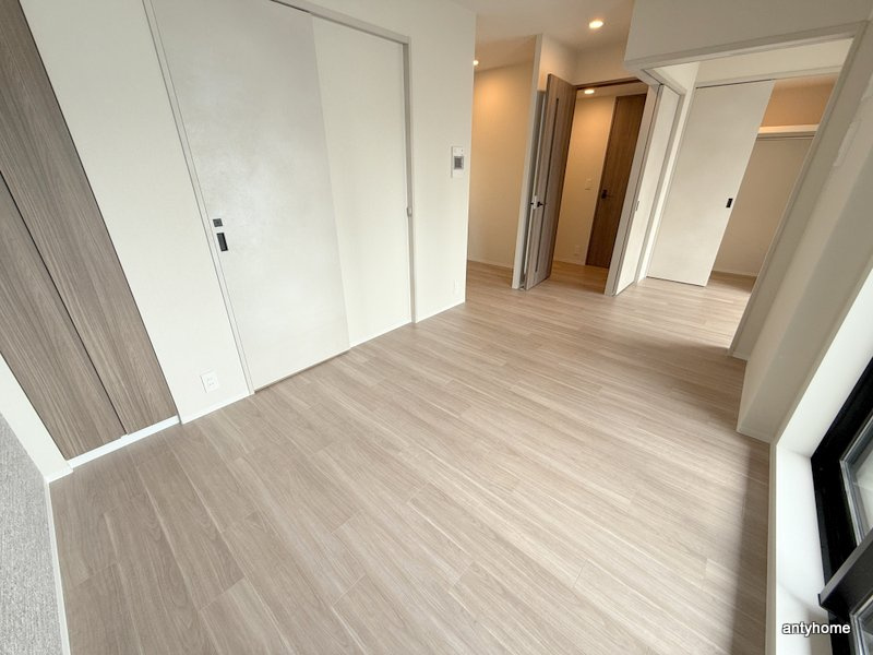 コンフォリア・リヴ本町WEST Ｑ　仲介手数料無料の居間・リビング