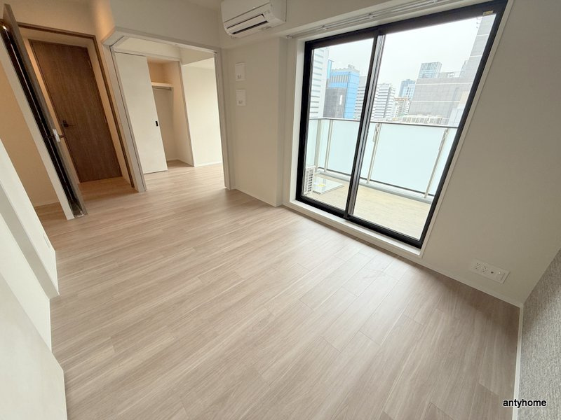 コンフォリア・リヴ本町WEST Ｑ　仲介手数料無料の居間・リビング