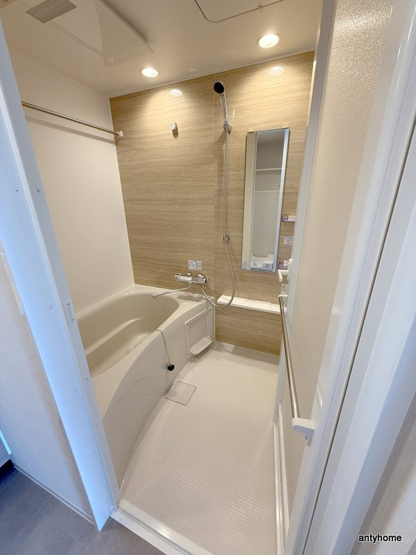 コンフォリア・リヴ本町WEST Ｑ　仲介手数料無料の浴室