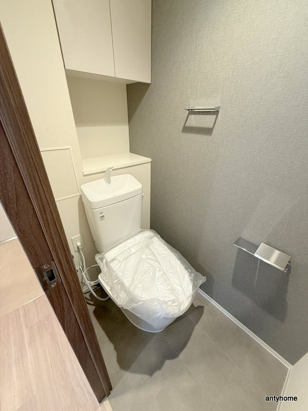 コンフォリア・リヴ本町WEST Ｑ　仲介手数料無料のトイレ