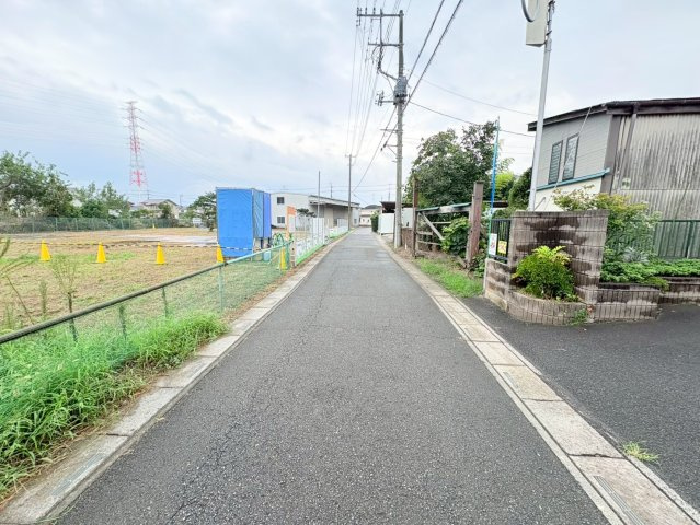 坂戸市中小坂　建築条件なし売地　東武東上線『鶴ヶ島駅』徒歩30分　【上谷小学区】の前面道路含む現地写真