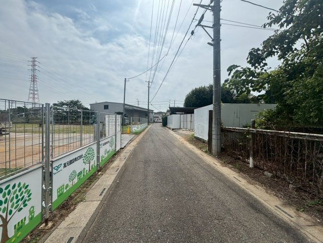 坂戸市中小坂　建築条件なし売地　東武東上線『鶴ヶ島駅』徒歩30分　【上谷小学区】の前面道路含む現地写真