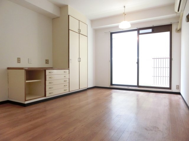 ハイツ西村の居間・リビング