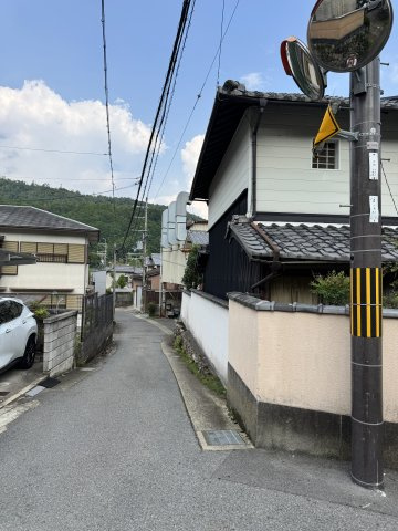 右京区梅ケ畑猪ノ尻町の前面道路含む現地写真|北側道路
