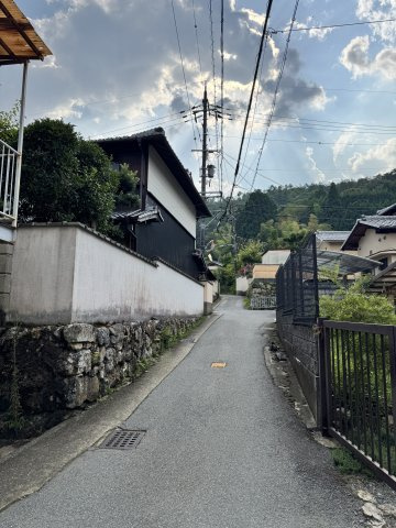 右京区梅ケ畑猪ノ尻町の前面道路含む現地写真|北側道路、東からの写真です。