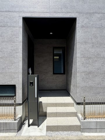 練馬区平和台2丁目　南西角地　新築戸建　限定1棟の玄関
