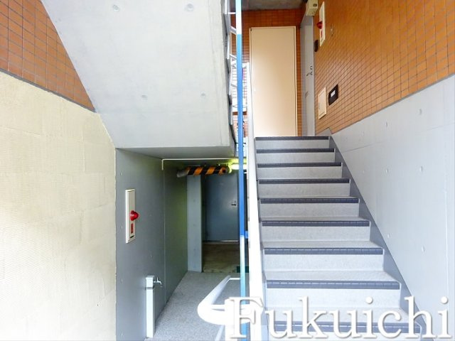 五本木アパートメンツのロビー