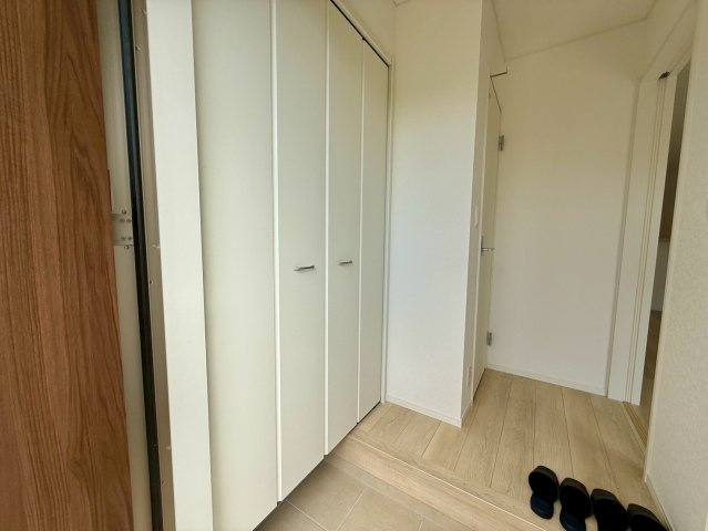 クレイドルガーデン那覇市具志 第４・１号棟の収納|玄関に設置された、可動式棚付きで収納力抜群の天井高シューズクローゼット