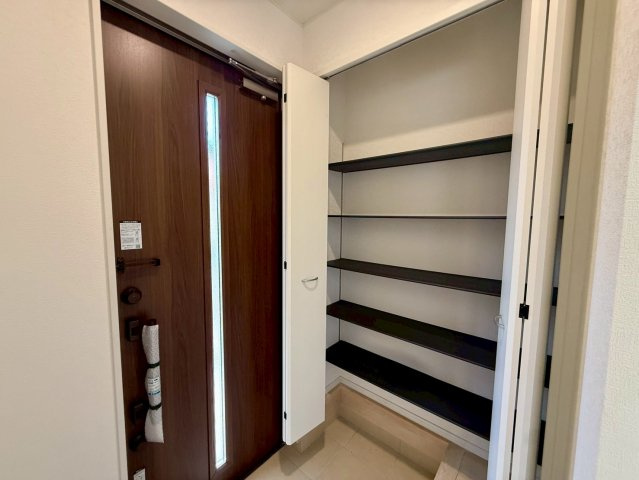 クレイドルガーデン那覇市具志 第４・１号棟の収納|玄関に設置された、可動式棚付きで収納力抜群の天井高シューズクローゼット