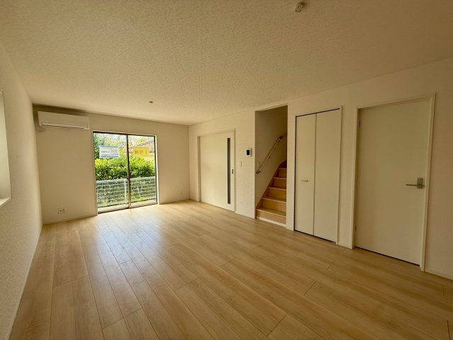 クレイドルガーデン那覇市具志 第４・１号棟の居間・リビング|明るく広々としたLDK18帖・リビングイン階段