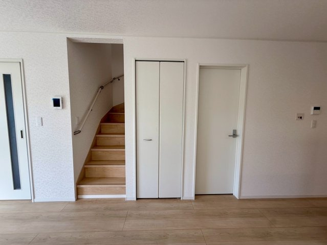 クレイドルガーデン那覇市具志 第４・１号棟の居間・リビング|家族のコミュニケーションを促進するリビングイン階段／便利なクローゼット収納付き