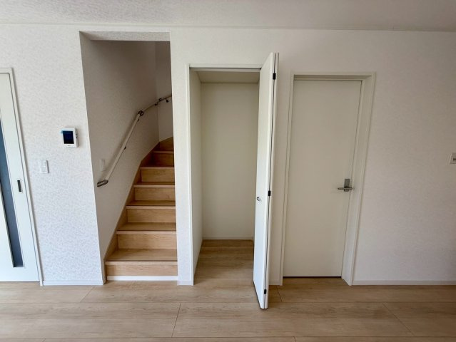 クレイドルガーデン那覇市具志 第４・１号棟の収納|家族のコミュニケーションを促進するリビングイン階段／便利なクローゼット収納付き