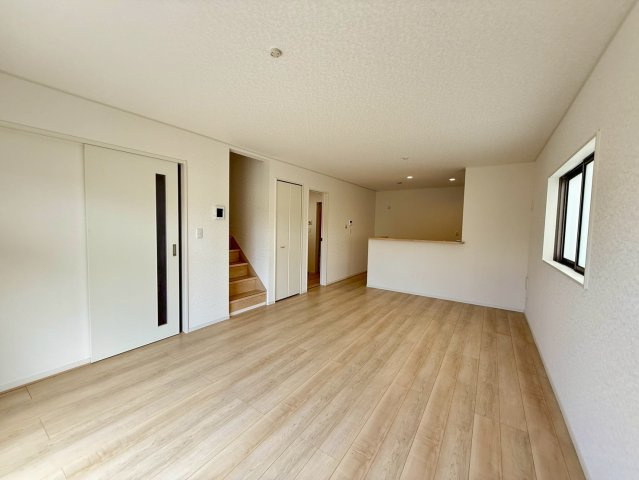 クレイドルガーデン那覇市具志 第４・１号棟の居間・リビング|明るく広々としたLDK18帖・対面キッチン