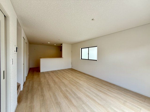 クレイドルガーデン那覇市具志 第４・１号棟の居間・リビング|二面採光の明るく広々としたLDK18帖