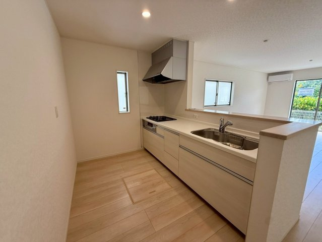 クレイドルガーデン那覇市具志 第４・１号棟のキッチン|会話の弾む対面式のシステムキッチン・換気窓＆床下収納付き