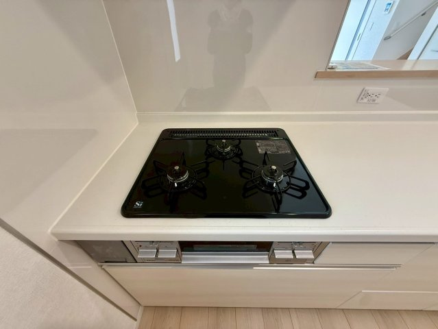 クレイドルガーデン那覇市具志 第４・１号棟のキッチン|ガスコンロ３口