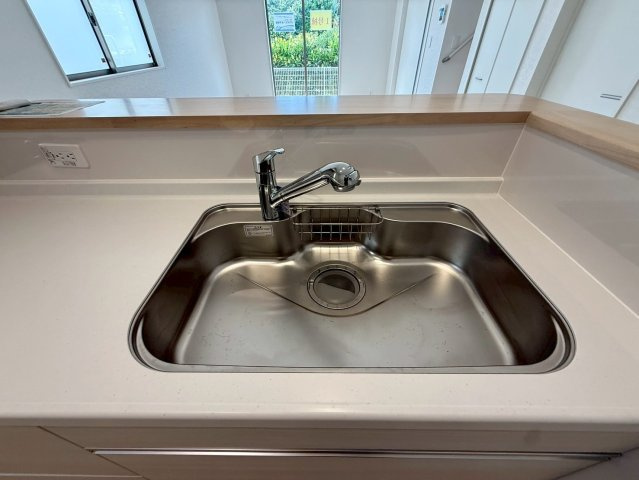 クレイドルガーデン那覇市具志 第４・１号棟のキッチン|浄水器付きキッチンの流し台