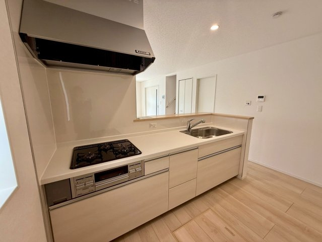 クレイドルガーデン那覇市具志 第４・１号棟のキッチン|キッチンの横には洗面室＆浴室がある、家事動線に優れた水廻り集中設計