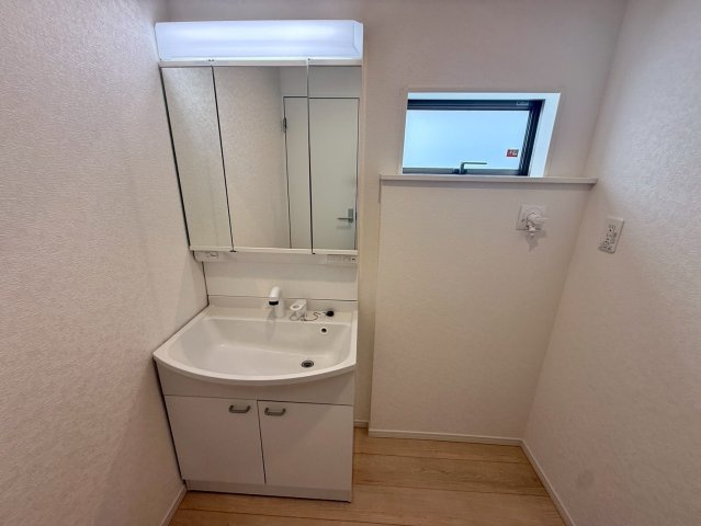 クレイドルガーデン那覇市具志 第４・１号棟の独立洗面台|ハンドシャワー付き洗面化粧台＆洗濯機置場・換気窓付き