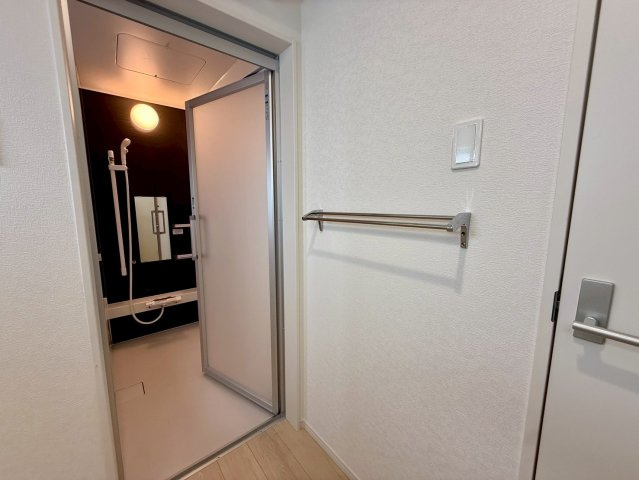 クレイドルガーデン那覇市具志 第４・１号棟の浴室|洗面室から浴室への動線・タオルハンガー付き