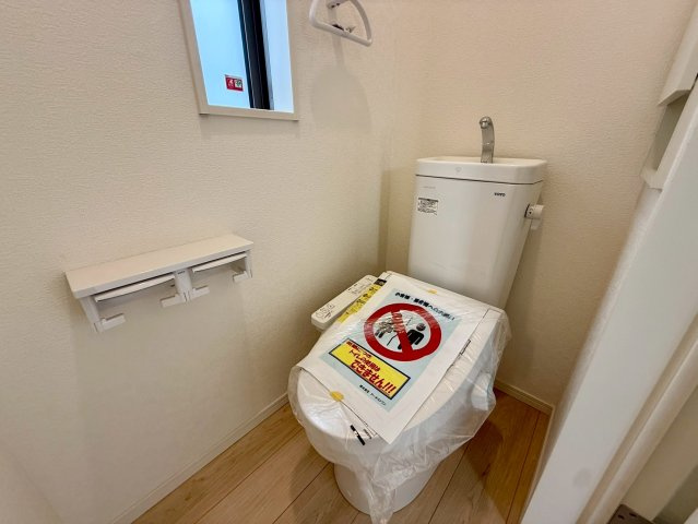 クレイドルガーデン那覇市具志 第４・１号棟のトイレ|１階トイレ・通風＆採光が取れる小窓付き／温水洗浄便座