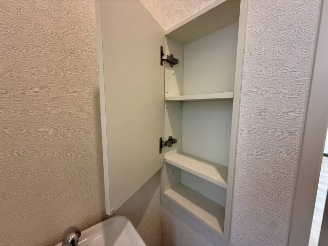 クレイドルガーデン那覇市具志 第４・１号棟の収納|１階トイレ・便利な収納棚付き