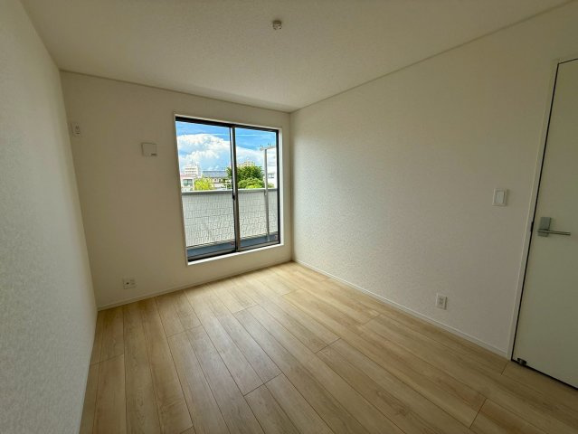 クレイドルガーデン那覇市具志 第４・１号棟の洋室|二面採光の２階洋室６帖①バルコニー出入口付き