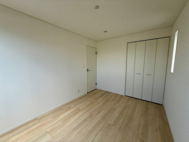 クレイドルガーデン那覇市具志 第４・１号棟の洋室|二面採光の２階洋室６帖①クローゼット収納付き