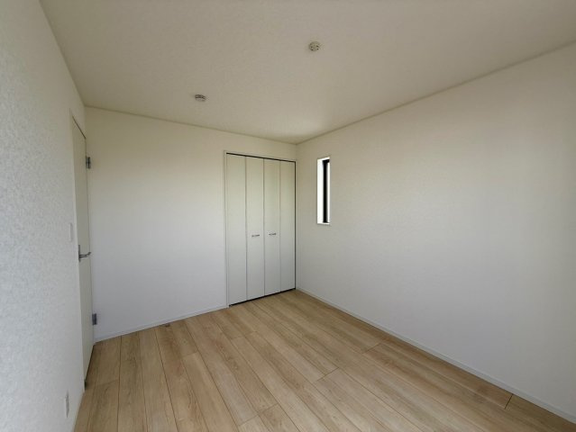 クレイドルガーデン那覇市具志 第４・１号棟の洋室|二面採光の２階洋室６帖①クローゼット収納付き