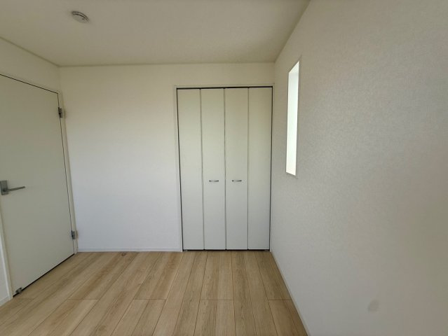 クレイドルガーデン那覇市具志 第４・１号棟の洋室|二面採光の２階洋室６帖①クローゼット収納付き