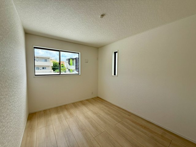 クレイドルガーデン那覇市具志 第４・１号棟の洋室|二面採光の２階洋室６帖②