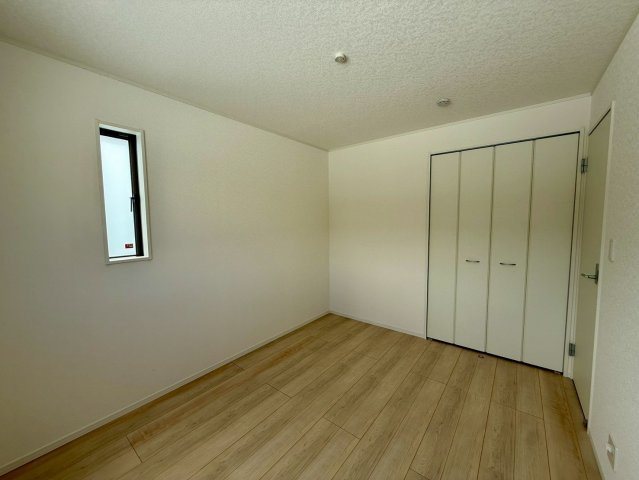 クレイドルガーデン那覇市具志 第４・１号棟の洋室|二面採光の２階洋室６帖②クローゼット収納付き