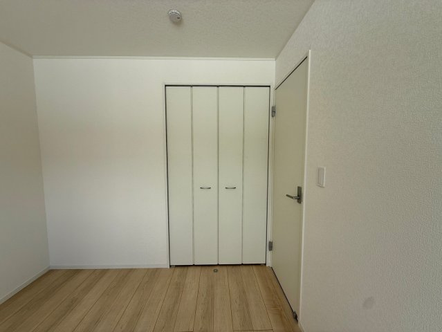 クレイドルガーデン那覇市具志 第４・１号棟の収納|２階洋室６帖②に設置されたクローゼット収納