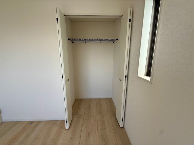 クレイドルガーデン那覇市具志 第４・１号棟の収納|２階洋室６帖②に設置されたクローゼット収納