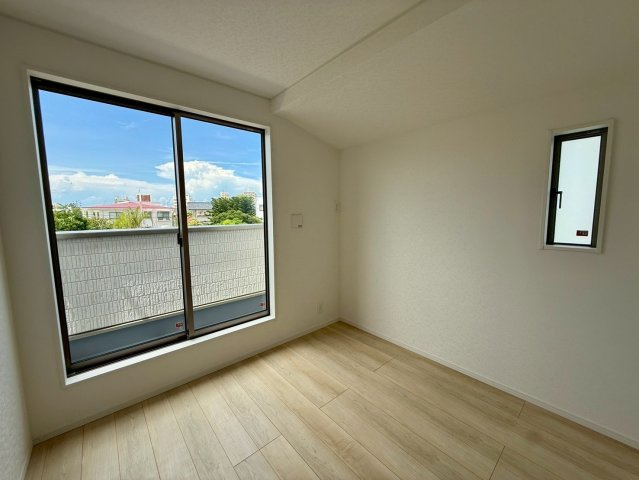 クレイドルガーデン那覇市具志 第４・１号棟の洋室|二面採光の２階洋室4.5帖・バルコニー出入口付き