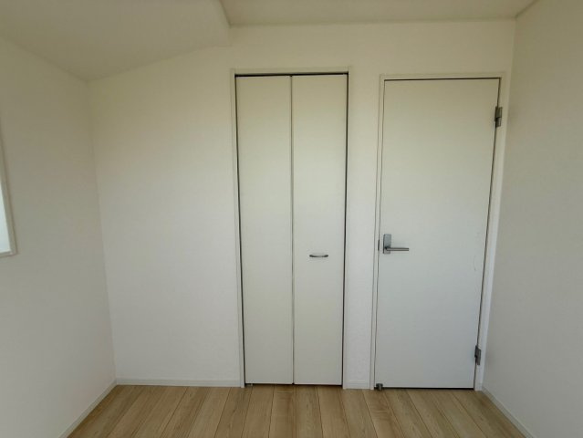 クレイドルガーデン那覇市具志 第４・１号棟の収納|２階洋室4.5帖に設置された物置スペース