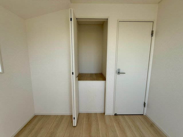 クレイドルガーデン那覇市具志 第４・１号棟の収納|２階洋室4.5帖に設置された物置スペース