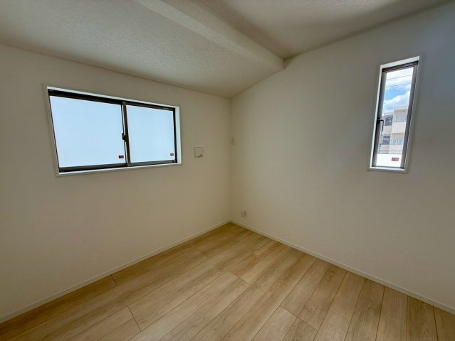 クレイドルガーデン那覇市具志 第４・１号棟の洋室|二面採光の２階テレワークルーム4.5帖