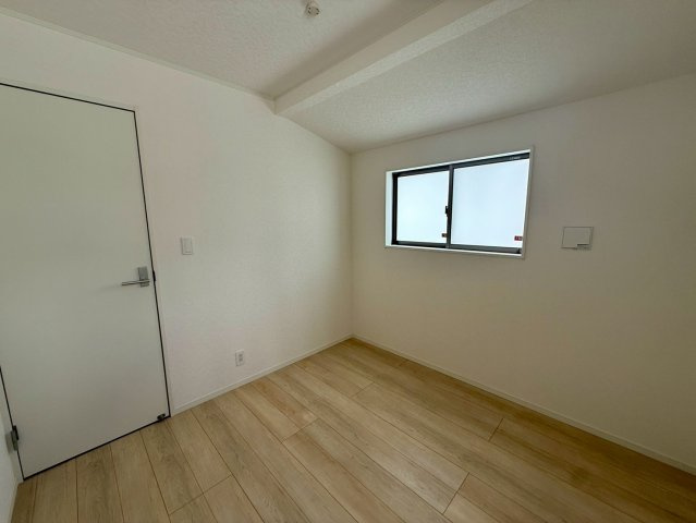 クレイドルガーデン那覇市具志 第４・１号棟の洋室|二面採光の２階テレワークルーム4.5帖