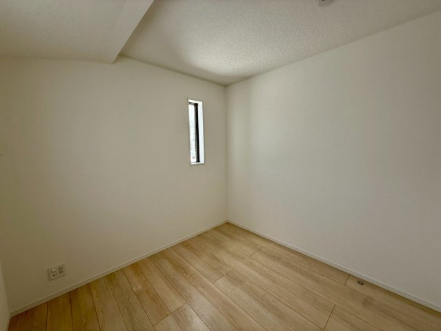 クレイドルガーデン那覇市具志 第４・１号棟の洋室|二面採光の２階テレワークルーム4.5帖