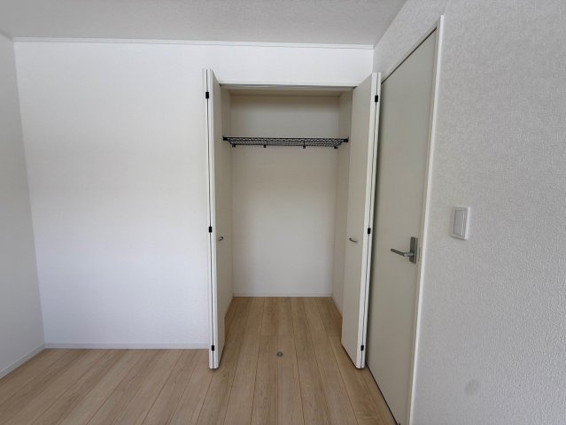 クレイドルガーデン那覇市具志 第４・１号棟の収納|２階テレワークルーム4.5帖に設置されたクローゼット収納