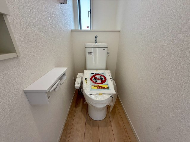 クレイドルガーデン那覇市具志 第４・１号棟のトイレ|２階トイレ・換気窓＆便利な収納棚付き／温水洗浄便座