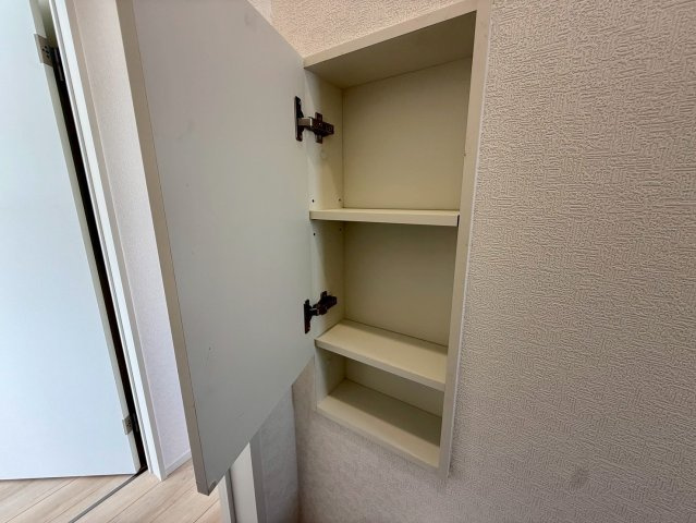 クレイドルガーデン那覇市具志 第４・１号棟の収納|２階トイレに設置された便利な収納棚