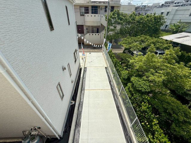 クレイドルガーデン那覇市具志 第４・１号棟の展望|バルコニーから見た駐車場＆周辺環境