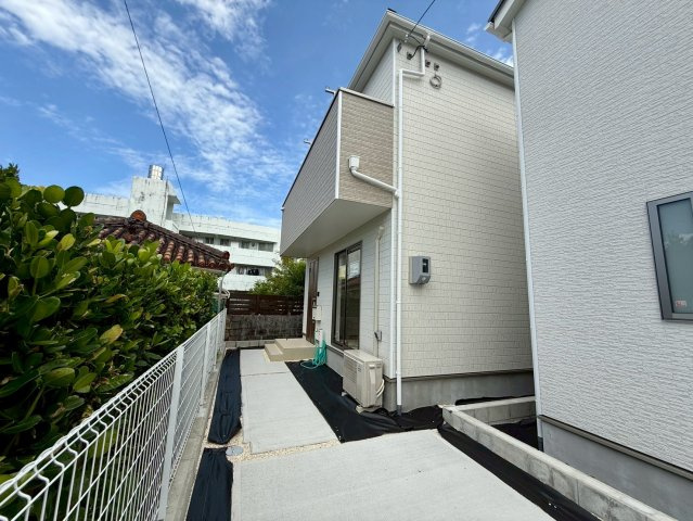 クレイドルガーデン那覇市具志 第４・１号棟の駐車場|屋根付きで置き配スペースも確保できる玄関ポーチ／TVモニター付きインターフォン＆防犯カメラ＆人感センサー付玄関灯