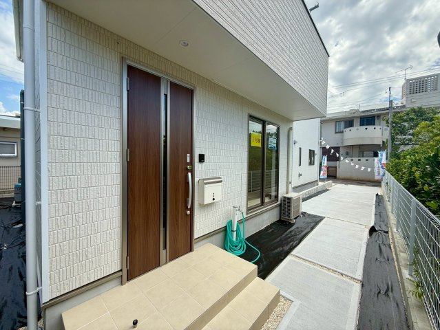 クレイドルガーデン那覇市具志 第４・１号棟の玄関|屋根付きで置き配スペースも確保できる玄関ポーチ／TVモニター付きインターフォン＆防犯カメラ＆人感センサー付玄関灯