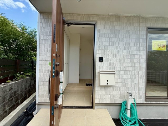 クレイドルガーデン那覇市具志 第４・１号棟の玄関|屋根付きで置き配スペースも確保できる玄関ポーチ／TVモニター付きインターフォン＆防犯カメラ＆人感センサー付玄関灯