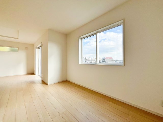 横浜市鶴見区上の宮　2号棟の居間・リビング|こちらの居間で趣味の時間をお楽しみください