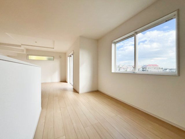 横浜市鶴見区上の宮　2号棟の居間・リビング|こちらの居間で趣味の時間をお楽しみください